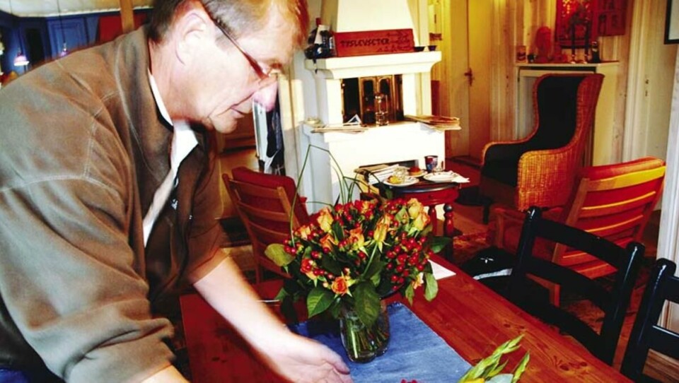 BLOMSTER-GEIR: Geir Ellingsruds far er botaniker. Kanskje kommer det godt med, for: - Det flyter av blomster her nå, det har rent inn med gratulasjoner. Jeg tror ikke jeg har flere vaser, jeg.