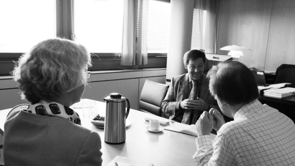 KL. 09.00: Møte med direktør for Den Internasjonale Sommerskolen Einar Vannebo. Gunn-Elin Bjørneboe er også med. Det snakkes løst og ledig, men ganske alvorlig om at det i budsjettet skal settes av penger til et masterstudium i menneskerettigheter.