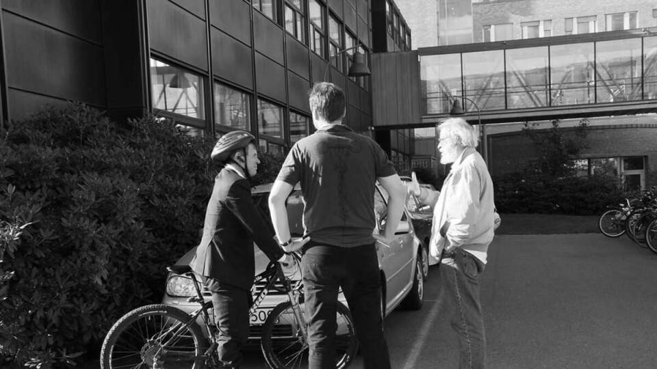 KL. 15.00: Ole Petter er på hjemmebane på Domus Medica. Der møter han gamle arbeidskolleger og gode venner. Nå skal han høre gjesteforelesningen til hans gode venn fra Japan, dr. Yoshinori Fujiyoshi.