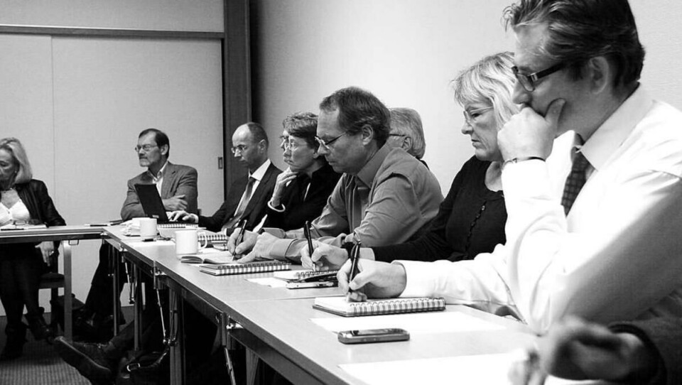 KL. 12.10: Det nikkes og noteres flittig på Voksenåsen. To lederteam fra SV- og JUS-fakultetet har lseminar med Ole Petter som innleder.