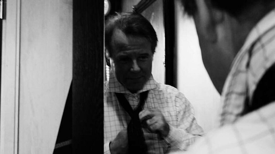 KL. 07.35: Vel framme på kontoret setter Ole Petter på seg slipset: «Fit for fight!». Nå skal Ole Petter svare på mail og forberede seg til dagens program. Om en knapp time venter det interne strategimøtet med resten av universitetsledelsen.