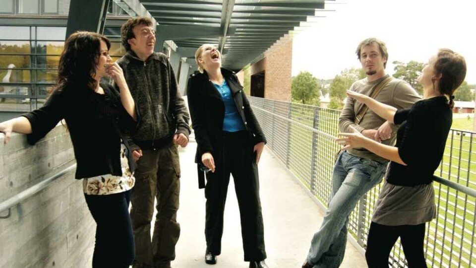 TRIVSEL: Studentene Jorunn Jørgensen, Olav Gloppestad Abrahamsen, Heidi Nygård, Lars Eilertsen og Janne Kristensen trives med studenthverdagen i Kristiansand. Universitetstittelen forandrer ikke så mye for dagliglivet deres.