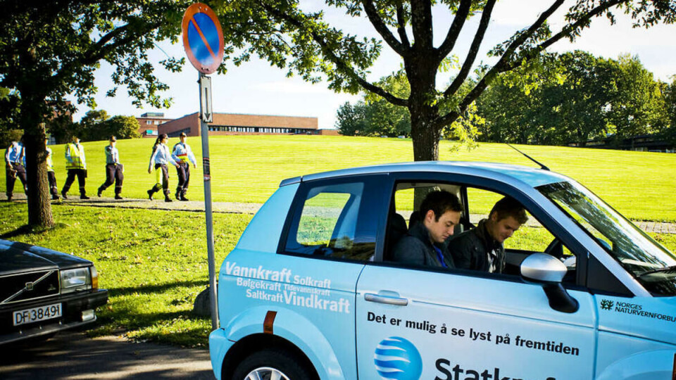 HEVET OVER LOVEN?: Snuten ser ikke ut til å bry seg nevneverdig om ulovlig parkering med elbil.