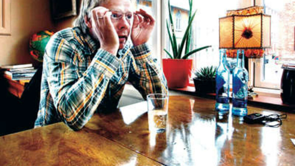 FORFATTER: Å være forfatter er ikke noe du er, det er noe du gjør, mener Henrik H. Langeland. Selv er han en best forfatter i et rom med temperatur på 17 grader og passe luftfuktighet. Han skriver alltid med pulsvanter og bryr seg ikke om utsikt. Men fast hotellrom med skrivepult i Paris, det har han.