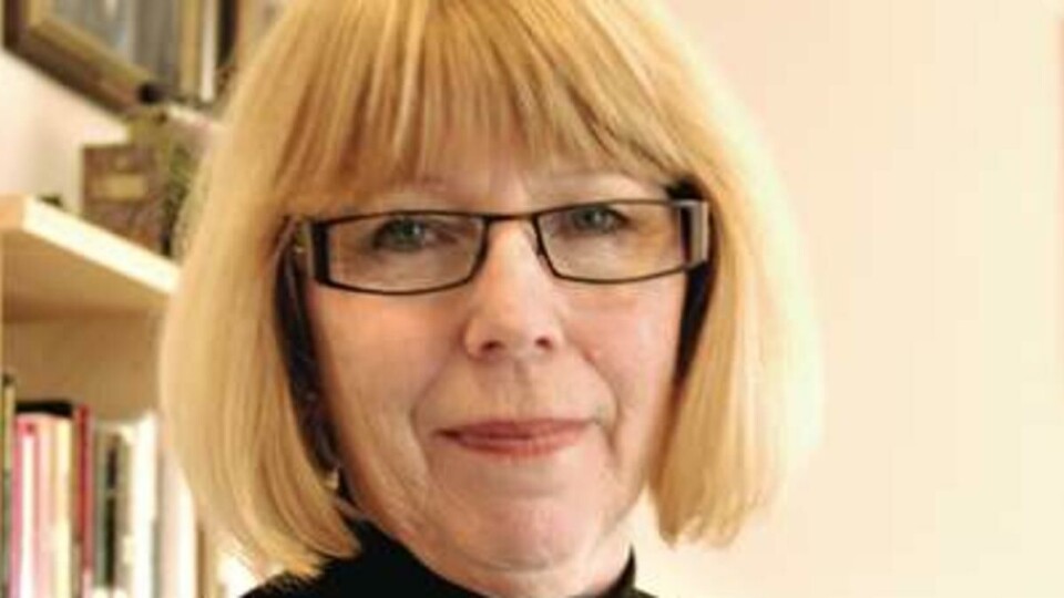 FORNØYD: Rektor Torunn Lauvdal ved UiA med symbolet på at hun nå leder et universitet.