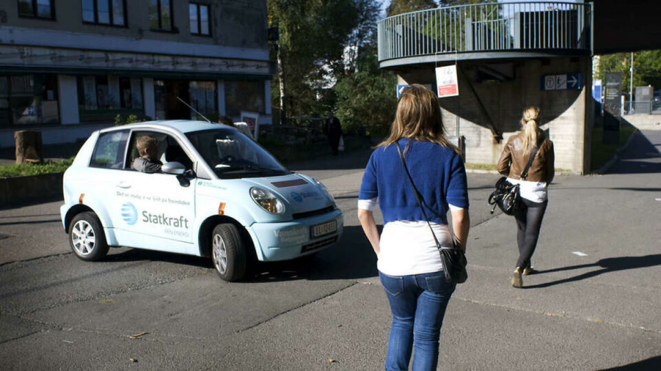 SJEKKING: Av en eller annen grunn lot ikke damene seg nevneverdig imponere av gliset ved Blindern T-banestasjon.