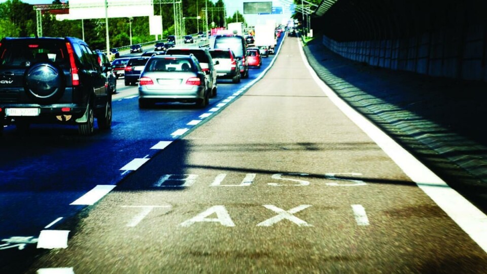 RUSHTRAFIKK: Mens resten av trafikken står, kan du suse forbi med elbil i kollektivfeltet.