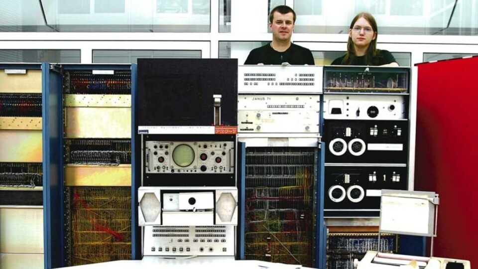 STOR MINI: Hvor mye annet hadde fått plass på gutterommet hvis Spacewar, det første dataspillet til denne maskinen, hadde slått an blant ungdommen på 60-tallet. Bak monsterert står Thomas Gramstad og Tore S. Bekkedal.