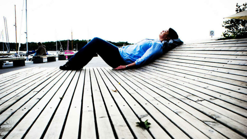 KONTROLLERT AVSLAPPING: Det er mange benker på Tjuvholmen, men de er ikke akkurat ment for uteliggere og narkomane, i følge masteroppgaven til Anja Heringstad.