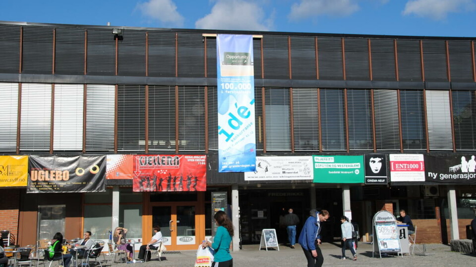 HANG OPP BANNER: Et stort banner ble denne uken hengt opp på Frederikkebygningen på Blindern for å markere at Gründerkonkurransen er i gang.