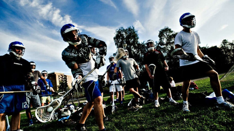 HEITT: Lacrosse-gutane under første del av treninga. Skal ein drive sport på høgt nivå, må ein verte god og varm før ein sett i gong.