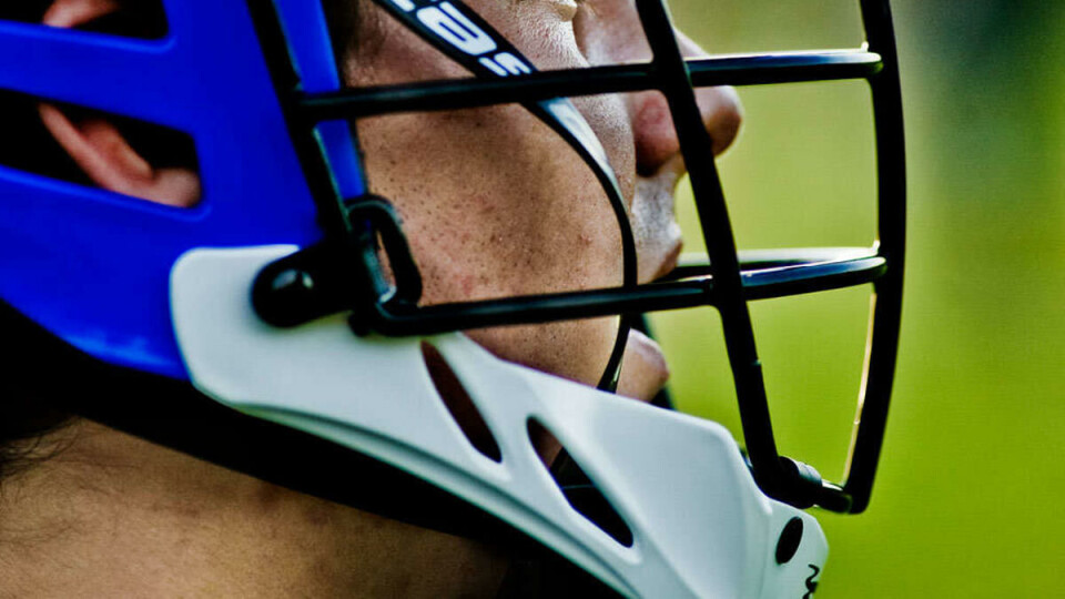 GODT SIKRA: Skal ein spele lacrosse må ein ha ordentleg utstyr. Daniel Sowe har nett teke på seg hjelmen.