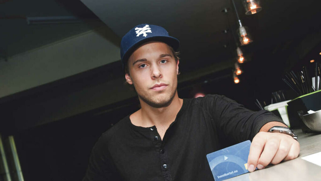 FØRST UTE: Krosjef Eigil Arff Tarjem ved SBIO-Kroa på studentenes hus i Nydalen er først ute med å ta i bruk det nye kontantløse betalingssystemet Cashless på permanent basis. FØRST UTE: Krosjef Eigil Arff Tarjem ved SBIO-Kroa på studentenes hus i Nydalen er først ute med å ta i bruk det nye kontantløse betalingssystemet Cashless på permanent basis.