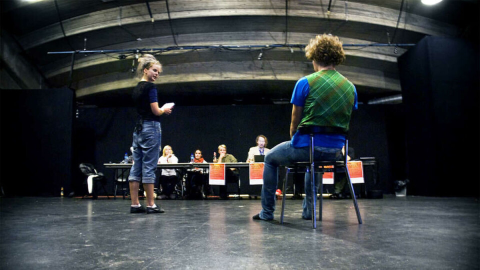 NAKEN OG SÅRBAR: Stor scene, små menneske. Eir Torvik og Martin Holvik foran juryen.
