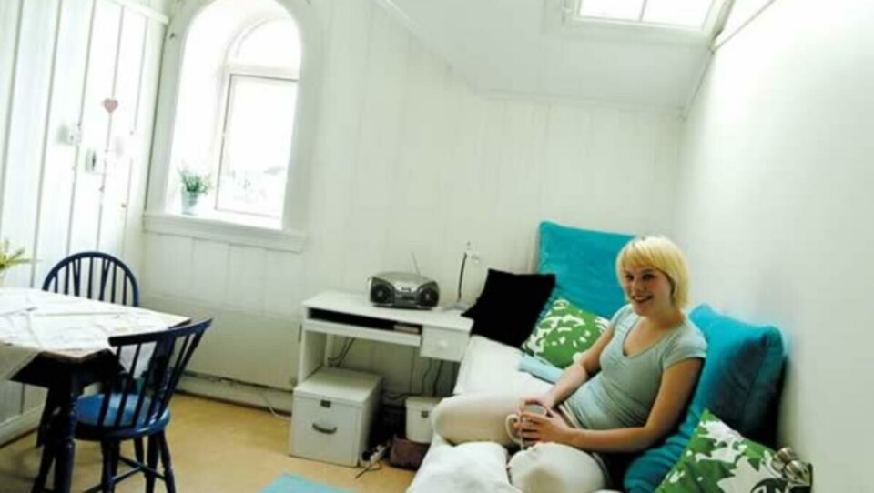 Romantisk gammeldags: Rommene på pikehjemmet har sjarm og er alle innredet av Norges første kvinnelige arkitekt Lilla Hansen. Dette er rommet til Solveig Styv Holte (21) som studerer dans- og bevegelsesveiledning.