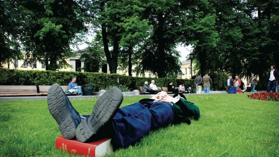 ZZZ. En sliten jusstudent lader opp til den røde fremtiden.
