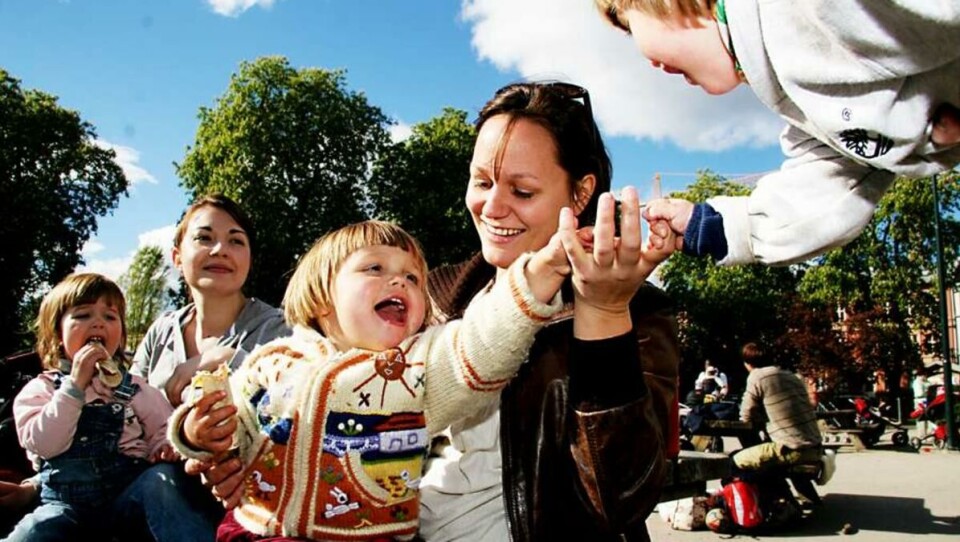 PØLSEFEST: Alexandra T. Sjøvik (f.v.) med datteren Anna (2,5 år), Karianne Skåre med datteren Aurora (2 år) og Sarah Reibo Dahl sinn sønn, Leonard (1,5) år, mener pølser, lekeanlegg og barneprat er en fin avveksling fra en ellers krevende studiehverdag.