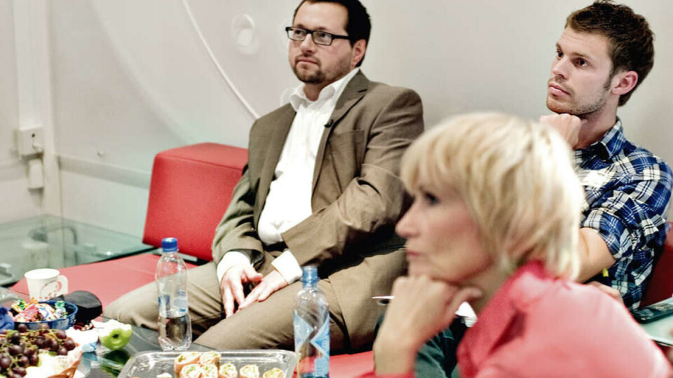ALVORETS TIME: Ein slappar ikkje av når ein driv valkamp. Bjørnar Moxnes (t.h.) observerar partileiarutspørjinga av Torstein Dale frå bakrommet saman med programleiar Nina Owing.