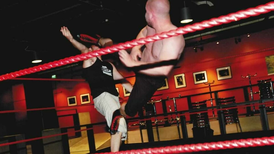 Oppvarming: Før wrestlingen kan begynne for alvor må ringen testes grundig.