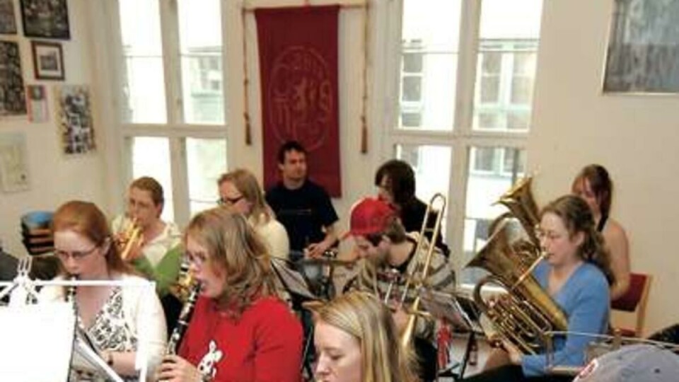 RYTME PÅ RESEPT: Kjell Ivar Graskopf hadde blitt gal om han ikke hadde fått slått fra seg en gang i uka. Jonas Dilba holder rytmen.