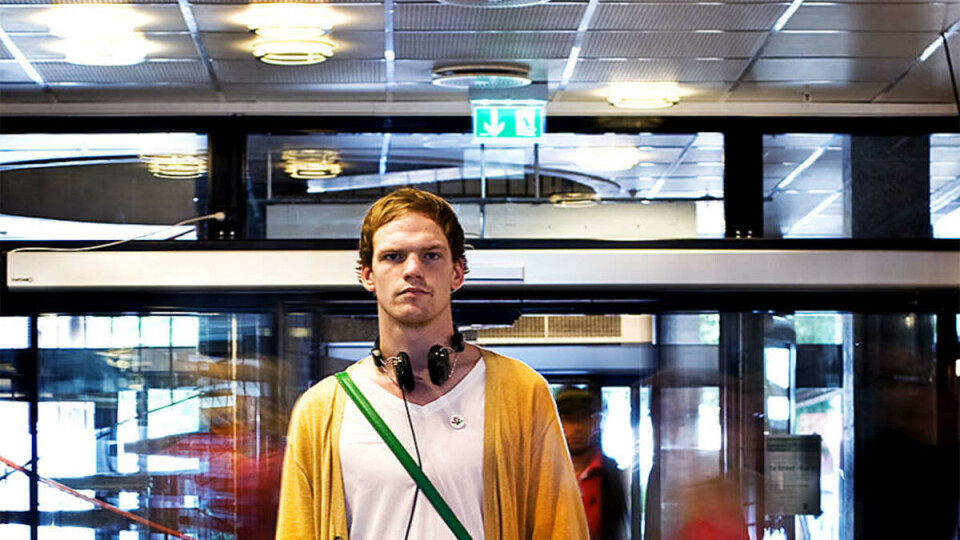 MÅTTE RINGE FAR: Psykologistudent Knut Haavard Kløvfjell hadde ikke råd til å betale 8000 kroner til SiO-tannlegen for å reparere sin brukne tann, og måtte ringe hjem. Hadde han gått til en privat tannlege ville regningen blitt enda høyere.