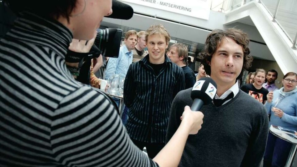 I RAMPELYSET:Elias Bakken fra UiOs «Team Ole Brumm» forklarer en TV2-reporter hvordan dataprogrammet «Kunnskapsmodell» fungerer.