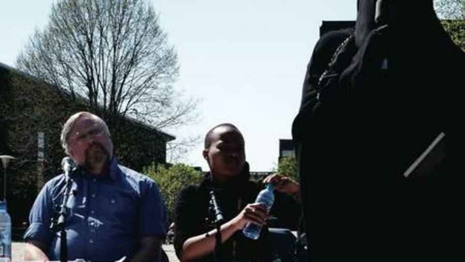 ÉN MOT ALLE: Lars Gule (til venstre) ble torsdag møtt med mye motstand for sitt ønske om niqabforbud ved høyere utdanningsinstitusjoner. Nosizwe Baqwa, leder for Afrikansk Studentunion (i midten), var en av motdebattantene.