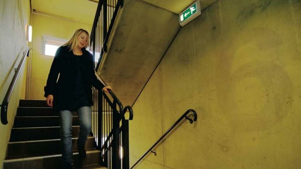 RUSLER: Linn Irene Langsholt tar det med ro nedover trappen når brannalarmen går på Bjølsen studentby.