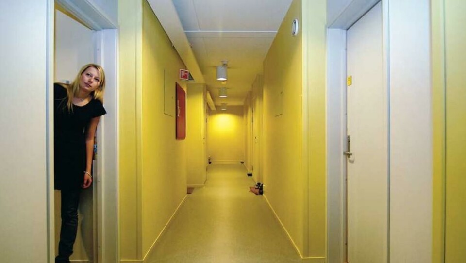 LUKKER SEG INNE: Flere beboere ved studentboligene gjør ikke noe forsøk på å finne nødutgangen når brannalarmen går. De blir værende på rommet sitt.Her illustrert ved Linn Irene Langsholdt.
