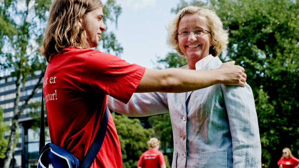 HYGIENISK HILSEN: Universitetsdirektøren (t.h.) og en ikke navngitt fadder demonstrerer en renslig måte å møte kjente og ukjente på.