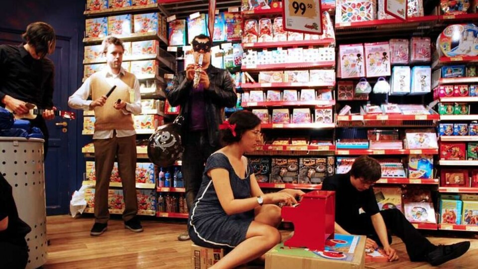 SPELL NO' STONES'A: Elevene ved NMH går i barndommen på leketøysbutikken Edwis.
PLAYMO SHOWDOWN: Barn og voksne danner lydhørt publikum midt i den travle shoppinghverdagen på Oslo City.