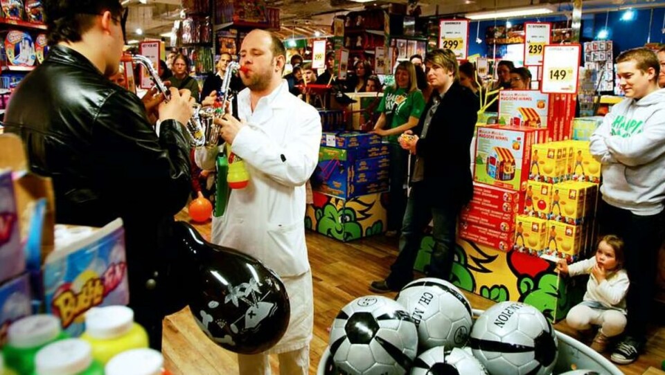 PLAYMO SHOWDOWN: Barn og voksne danner lydhørt publikum midt i den travle shoppinghverdagen på Oslo City.