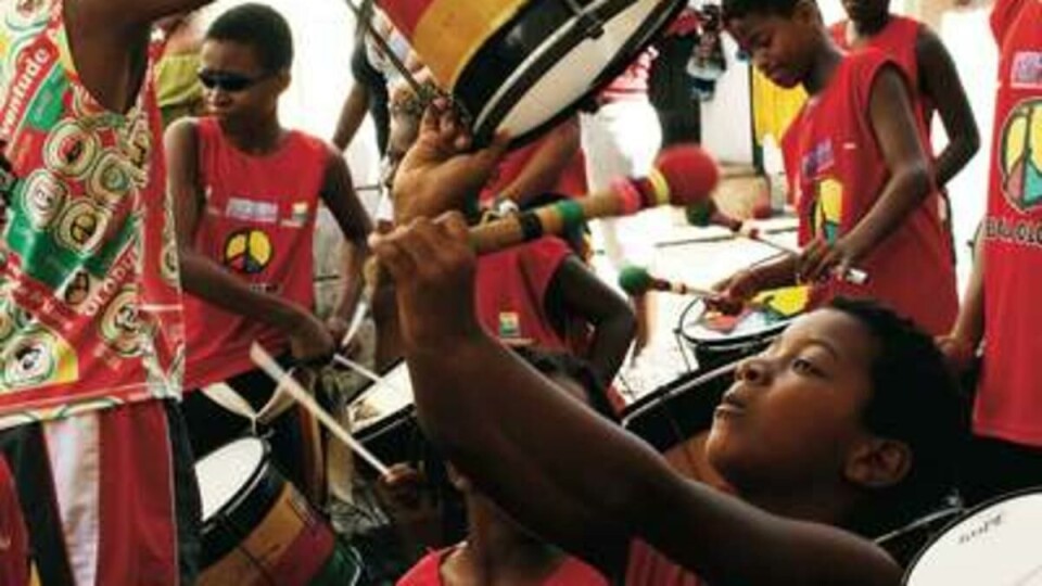 BRASIL BEAT: De afrobrasilianske trommerytmene er særlig blitt kjent gjennom Olodum, som akkumpagnert av svære trommer, synger om de svartes historie og hverdag i Salvador og Brasil.