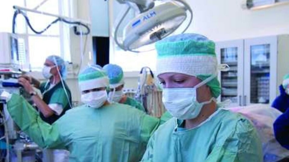 OPERASJON: Forberedelsene er lange og man må være fullstendig steril. Her utvekslingsstudent Sarah Wyatt.