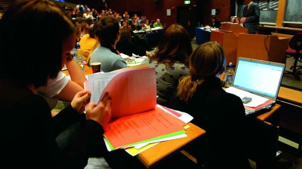 LOVER MYE: Statsråd Øystein Djupedal ønsker å tilrettelegge for at det skal være økonomisk gunstig å være heltidsstudent. Studentpolitikerne mener det er tomt prat.