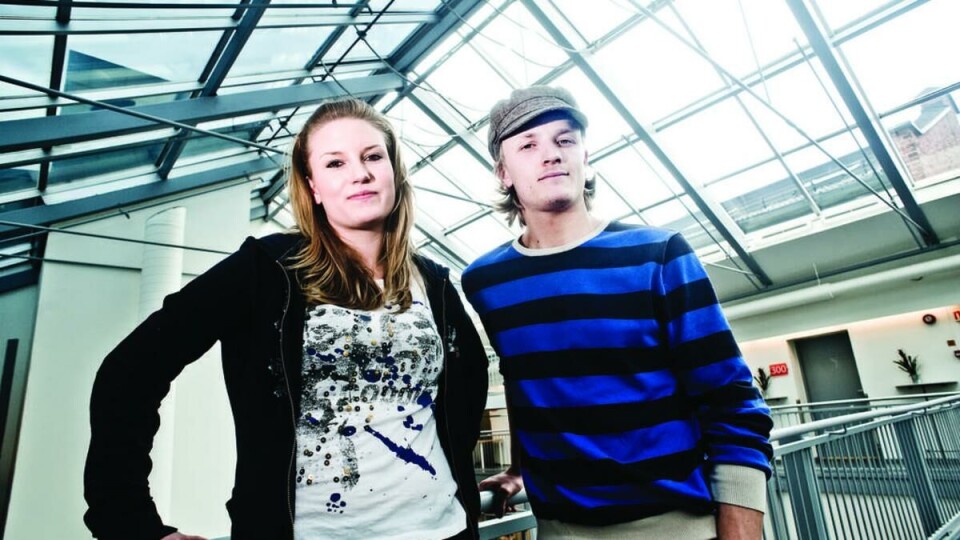 TRENGER STUDIEKOMPETANSE: Hans Sebastian Haram og Karoline Fjell Kvernberg tar opp flere fag ved Sonans privatgymnas. Begge vil søke på studier i England, han på medisinstudiet og hun på kiropraktorstudiet.