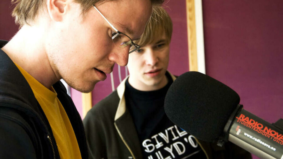 STÅR SAMLET: Simen Herning (t.h) og daglig leder i Radio Nova, Kjetil Moen, er enige om at systemet ikke fungerer og må endres.