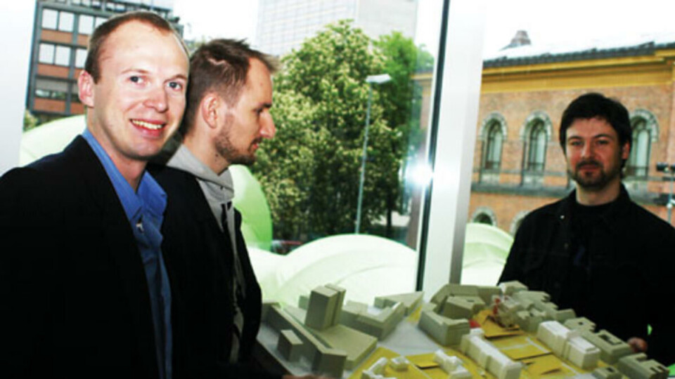 Aslak Haanshuus (f.v.), Helge
Lunder og
Dagfinn Sagen stiller ut sin modell av det nye Nasjonalmuseet på utstillingen som nå er på alles lepper: «Kyss Frosken».
