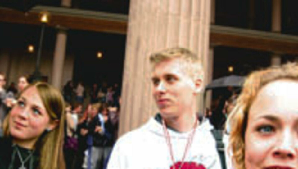 Russen representert: Katrine Wirgenes, Lars Dalan og Anniken Nyhus fra Kristelig Gymnasium valgte å vie første dag av russetiden til en reise gjennom immunforsvarets irrganger.