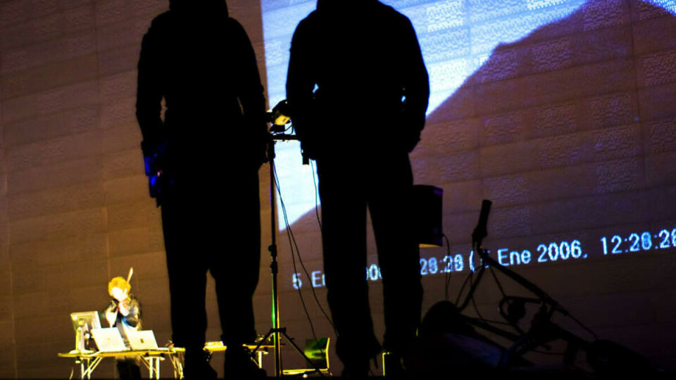 LYD + BILDE = SANT: Veggen på operataket fungerte som lerret for videoen som gikk bak musiker Victoria Johnson og lyd-designer Thorolf Thuestad.