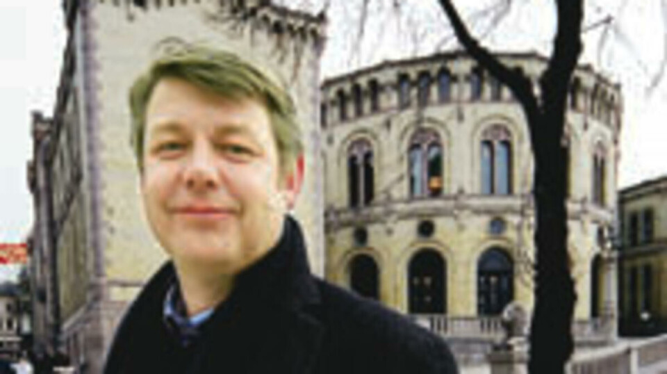 LOVER: Studenter skal få billigere pensumbøker, lover moderniseringsminister Morten A. Meyer (H).