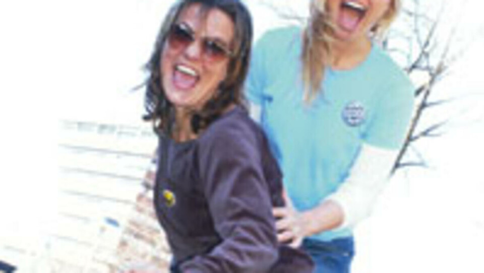 SURFAID: Studentene Marianne Beck og Elise Jansen vil sende sine medstudenter på surfeferie til Sri Lanka.