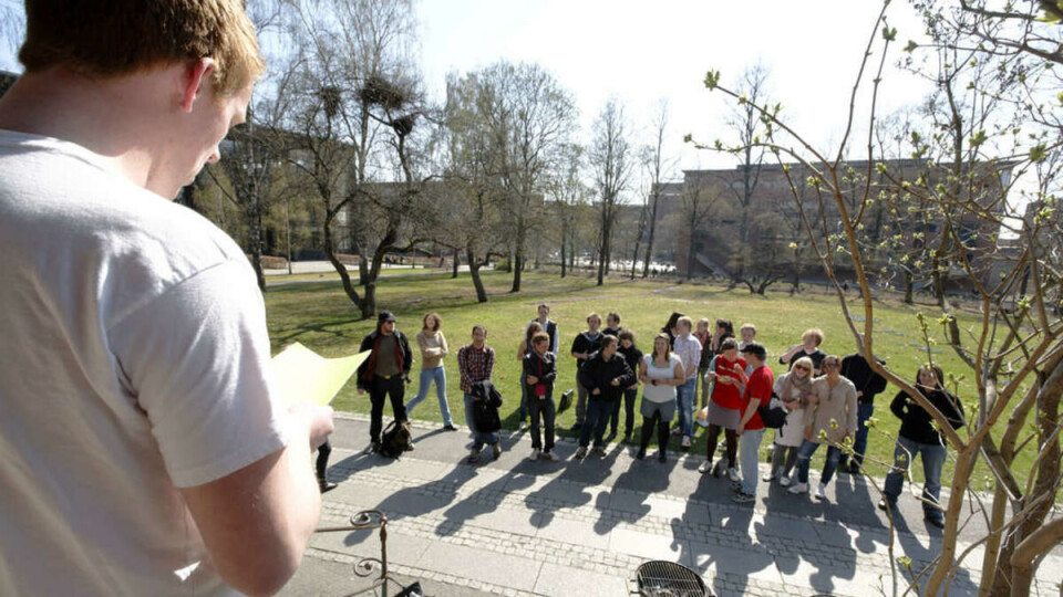 SPENNING: Valgresultatene blir kunngjort av sosialdemokratenes Per Anders Langerød fra balkongen på Villa Eika hvor flere studentpolitikere samlet seg til valgvake..