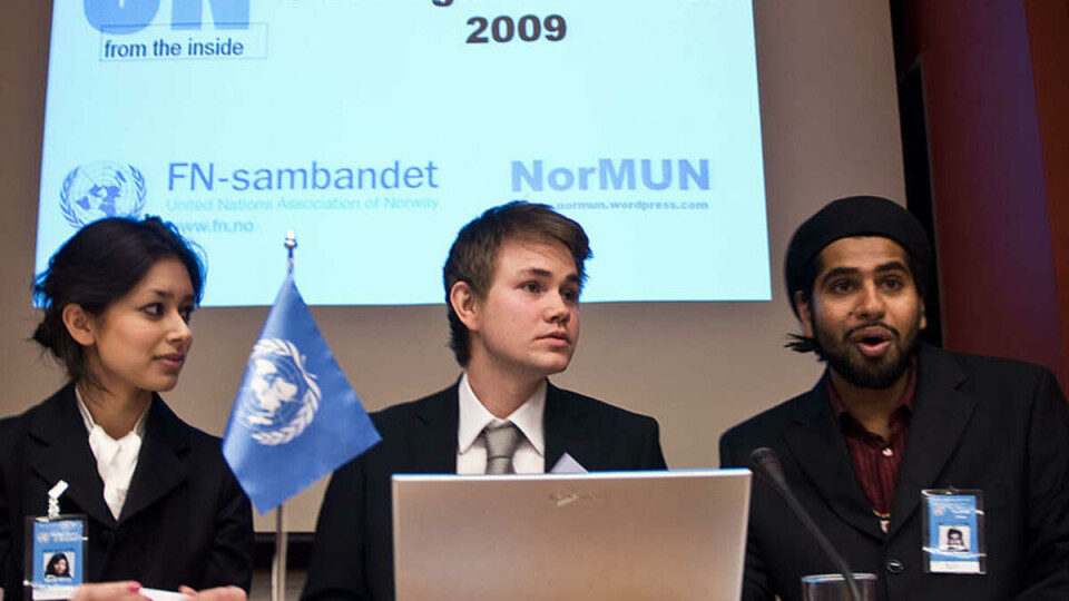 ENGASJERTE: USA (Amara M. Butt), Costa Rica (Fredrik Werring) og Burkina Faso (Reshaad Amra) er klare for debatt. --De fleste av oss bor sammen på Haradsheim vandrerhjem. Det blir mye forhandlinger på nattestid også, røper Butt.
