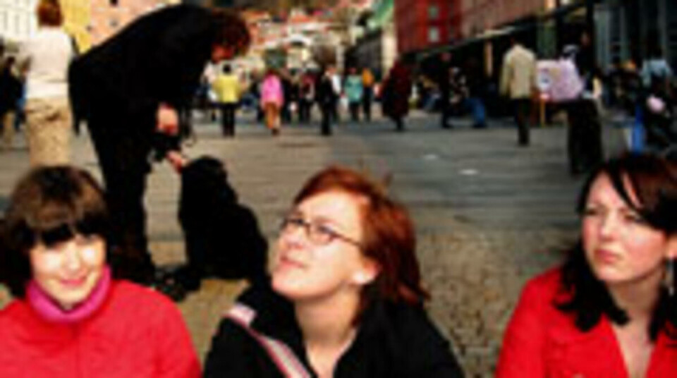 DET SKJER I BERGEN: EEF–medarrangørene (f.v.) Ragnhild Eide Skogseth, Marry–Anne Karlsen og leder i NSU–Bergen Sigrid Hagerup Melhus, ønsker Oslostudenter velkommen til European Education Forum i mai.