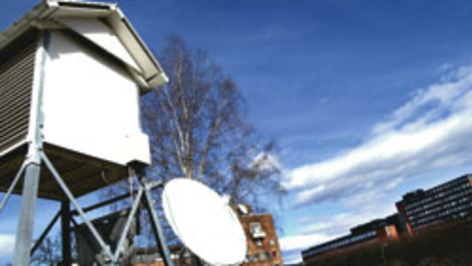 For dårlig: Det er i dette stusselige og pinglete hønsehuset med parabol at Meteorologisk institutt ikke klarer å styre været.
