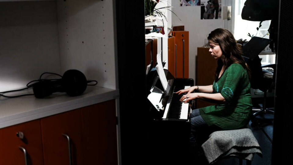 Pianoet er mer sentralt enn skrivebordet på kontoret til Guro Gravem Johansen. Med arbeidsomme fingre kan hun få ett noteark til å vare i en evighet.