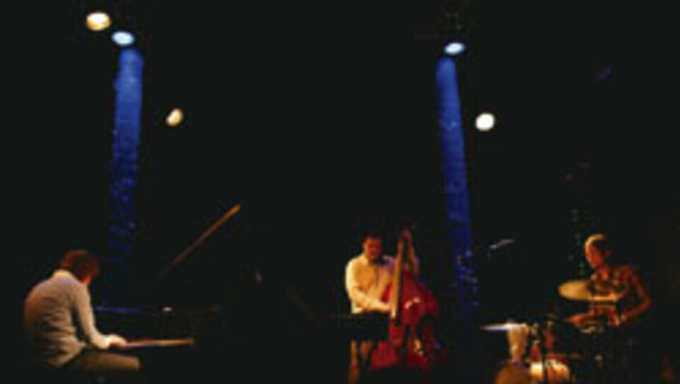 AVANT COUNTRYJAZZ: Sussanna Wallumrød og Krister Knutsen synger Ryan Adams låta «Oh My Sweet Carolina». in the country (f.v. Morten Qvenild, Roger Arntzen og Pål Hausken) stiller med sløye jazztoner.