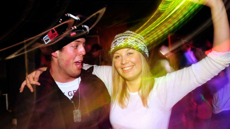 Med lånt glowstick og nye venner er det god stemning på After Ski.