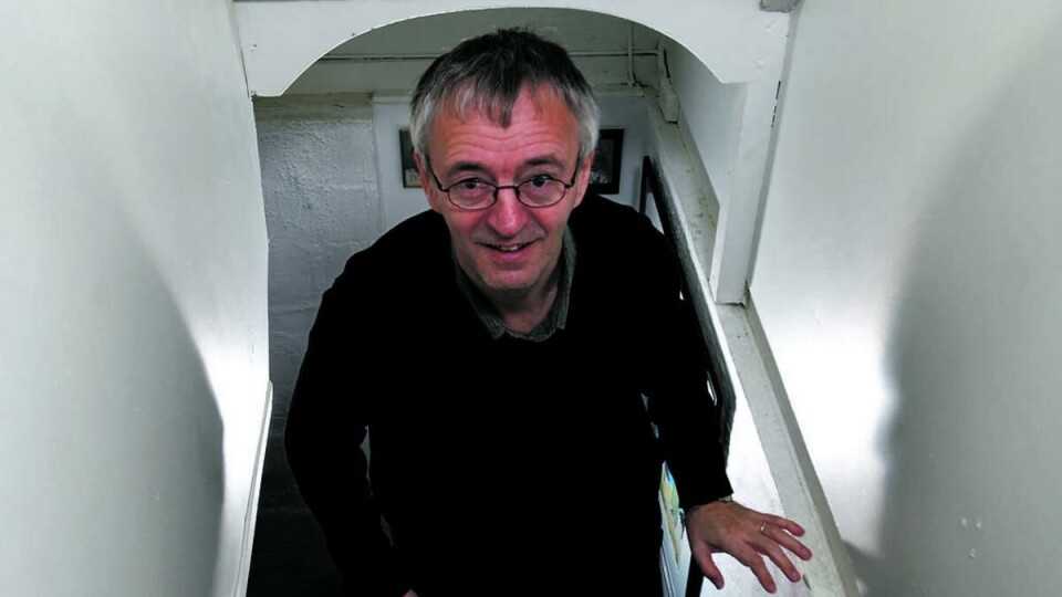 PÅ TRAPPENE: -- Eg trur ikkje på religiøse etasjebygg der helvete er kjellaren, det jordiske livet i midten og himmelen øvst, seier teologiprofessor Trygve Wyller. Her ein tur nedom eigen kjellar, etter å ha blitt spurd om han trur på helvetet.